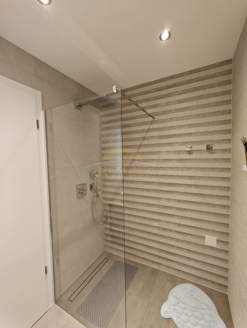 Luksuzni penthouse v Okrugu Gornjem/Čiovo s strešno teraso